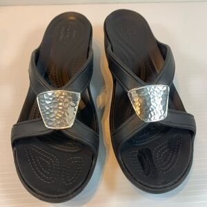 Crocs Womens Sanrah Hammered Circle Wedge Sandal, Black/Silver, size 9